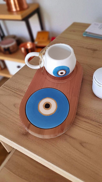 El Yapımı Seramik Fincan ve Ahşap Sunumluk Nazar Boncuğu Desenli